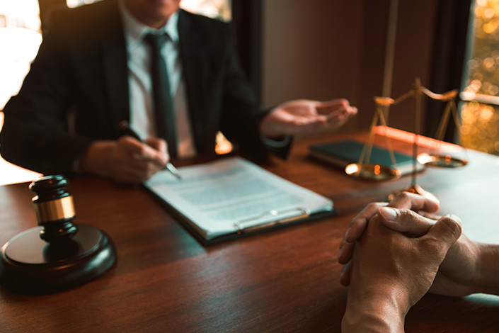 An injured client discusses their case with a truck injury lawyer.